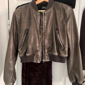 Skinnjacka från Zara - Skinnjacka från Zara, jättesnygg och aldrig använd😊Finns inte att köpa längre, säljer för 400kr🥰Den är grå brun! Köpt på Plick men tidigare köpare har ej använt heller:)