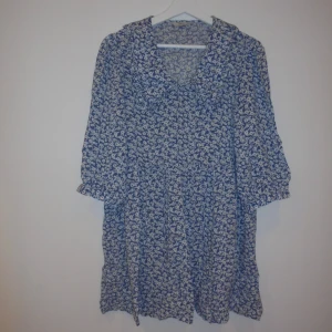 Blommig klänning - En fin blommig klänning som används sparsamt. den har inga defekter, samt har en lös passform. 😊