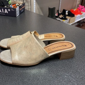 Helt nya klackar  - Finns i 39,40,41 Helt nya 