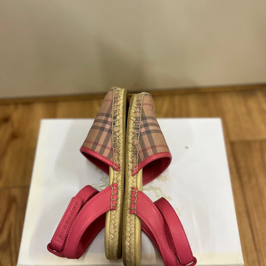 Burberry sandaler  - 92