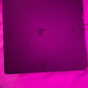 Ps4 - En Ps4 slim med kontroll som har vart använd men funkar som en ny. Säljer eftersom jag har blivit uttråkad och har inte tid eftersom pluggat mycket och den gör ingen nytta när den ligger på bordet.( priset kan diskuteras ni är välkomna till att sms )
