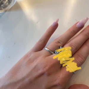 Silverring  - Säljer min silverring från guldfynd då den inte kommer till användning. Den är äkta men är svårt att få med 925 dom står i med i bild. Men är du intresserad så ska jag försöka visa så bra som jag kan!💗 Box följer såklart med