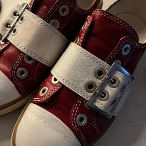 gabor by jolly sneakers  - Väldigt unika och coola skor i storlek 37 från gabor by jolly. Knappt använda så i väldigt bra skick, dock är den vita remmen på ena skon liiiite rosa missfärgad men det går nog bort lätt men jag har inte stört mig eftersom det inte syns i alla ljus.