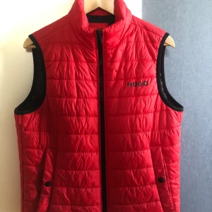 Hugo boss bentino  - Hugo boss bentino nypris 2000  Nyskick då den använt 2 gånger  Storlek M passar L också