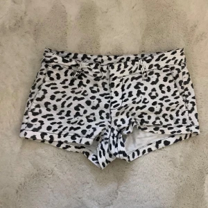 Leopard shorts! - Säljer dessa skit snygga och unika shortsen som tyvärr inte passade mig! De är i storlek 3 som symboliserar xs/s 34/36!💕