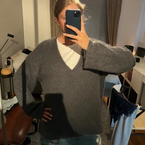 Stickad tröja - Superskön oversized stickad tröja från H&M med v-ringning i en mörkgrön färg!