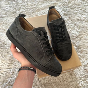 Christian Louboutin Skor - Säljer dessa sjukt feta loubs utan spikar i Storlek 40,5 passar 41,5 | Skick 7,5/10 | En dustbag, Box, Snören följer med | Hör av dig för fler bilder eller om du har någon fundering