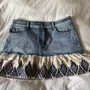 Desigual kjol! - Nu säljer jag denna fantastiska och trendiga kjolen! Den är väldigt sparsamt använd så därmed i väldigt fint skick!🤩🤩 41 i midjemått! OBS: extremt många intresserade, budgivning som gäller! 