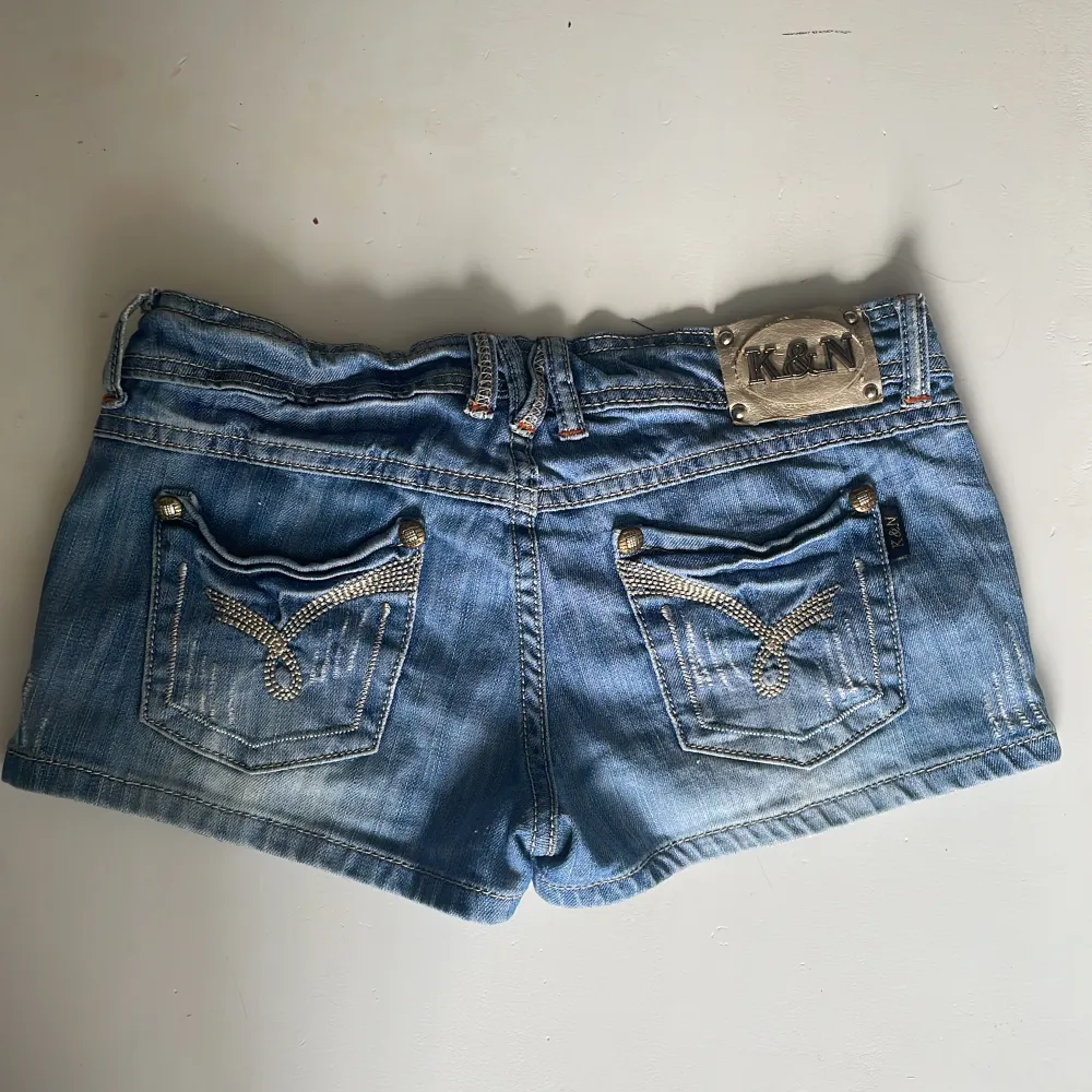 Vintage jeansshorts med låg midja, fina detaljer. Storlek xs/s. Shorts.