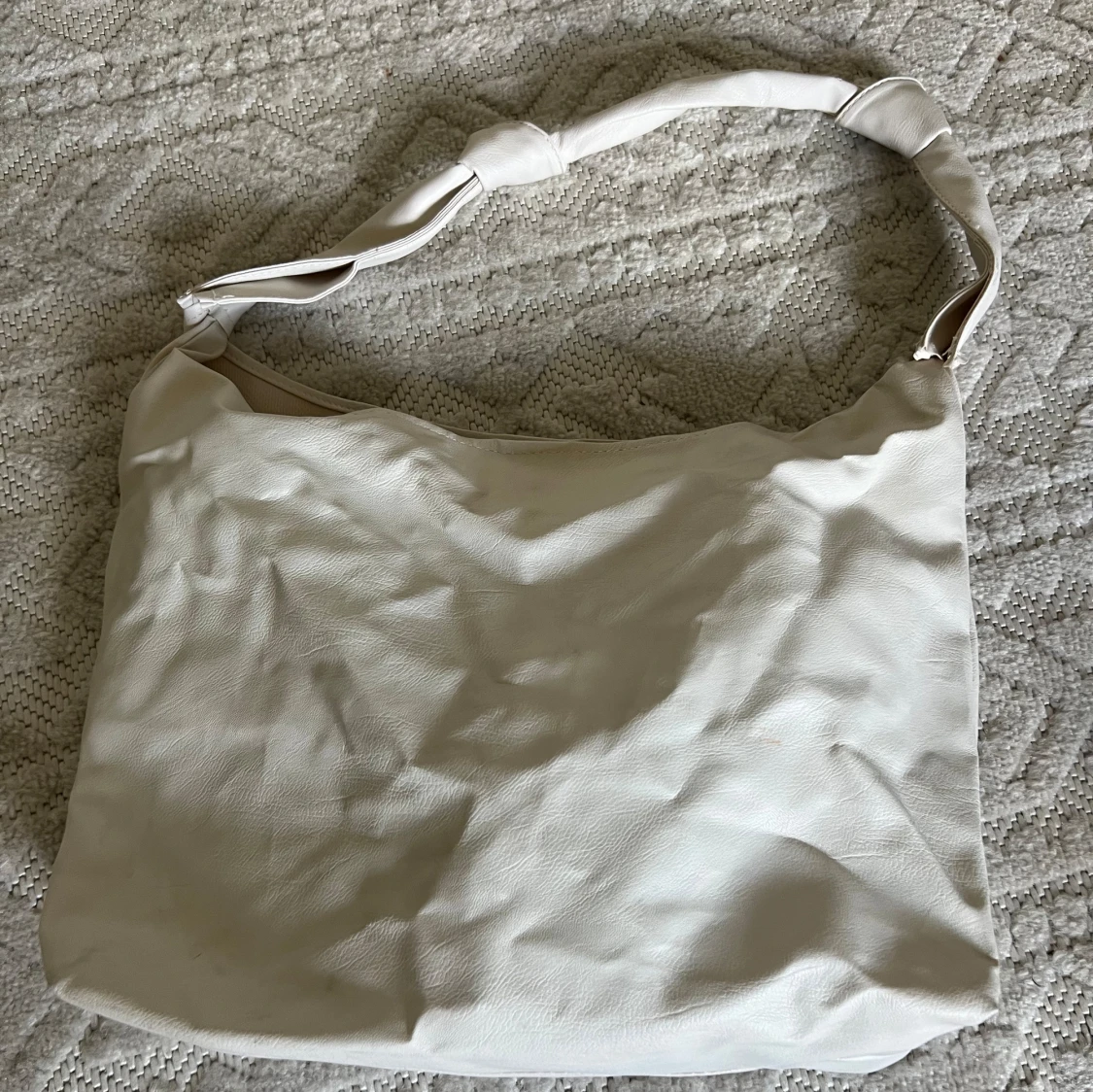 Vit ”läder” väska 