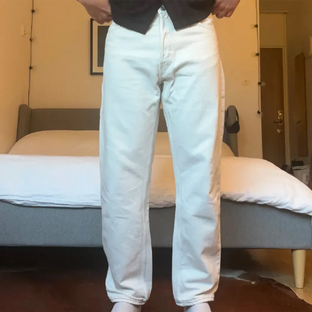 Off-white relaxed tapered fit jeans frin Weekday, 30/32. Modell: Barrel. Intagna nan cm i längd. Matt: Längd: 99 cm Innerben: 71 cm Midja: 42 cm DM för mer info. Farkut & Housut.