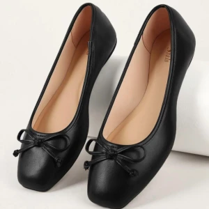 Ballerina skor - Säljer ett par svarta ballerina skor för jag köpte dom i fel storlek💕aldrig använda bara testade så dom är i bra skick