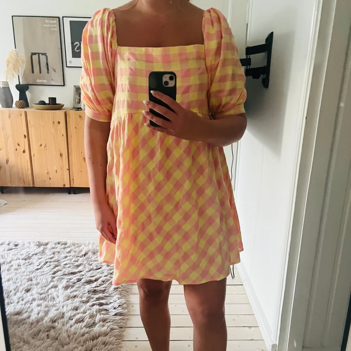 Rutig rosa och gul sommarklänning