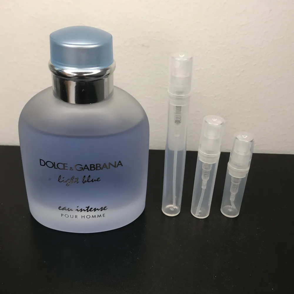 Dolce & Gabbana light blue eau intense pour homme sample En bra sommar parfym som luktar mycket citrus och aromatisk med en blandning av kryddiga och akvatiska noter. Säljs i 2/3/5ml flaskor. 2ml/25kr 3ml/35kr 5ml/55kr. Parfym.