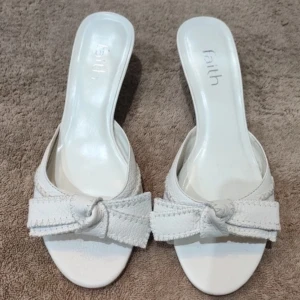 Söta klackar🎀 - Har en liten klack, i fint skick. Gjord av 100% läder från Brasilien så även bra i kvaliteten. 