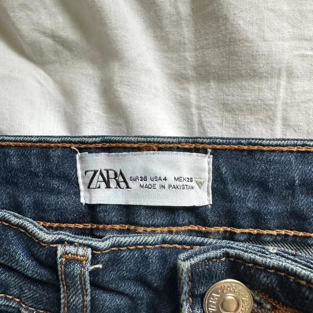 blå jeans från zara, slit nere vid foten, aldrig använt så i nyskick, storlek 36. Jeans & Byxor.