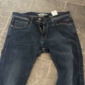 Grant jeans - Blåa grant jeans i storlek: W:32 L:30, nästan aldrig använda, skick: 8/10