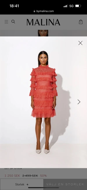 Malina klänning  - Helt ny oanvänd by malina klänning med lappar kvar i en fin korall färg. (Helt slutsåld)