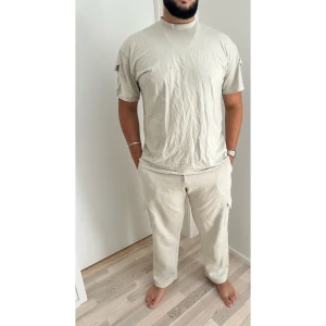 Set herr - Set för herr med mjukisbyxor och en skön T-shirt. Både tröja och byxor har fickor på sidorna (se bild).  För referens är han 185 cm.  Fläckarna på bilderna har tvättats bort.