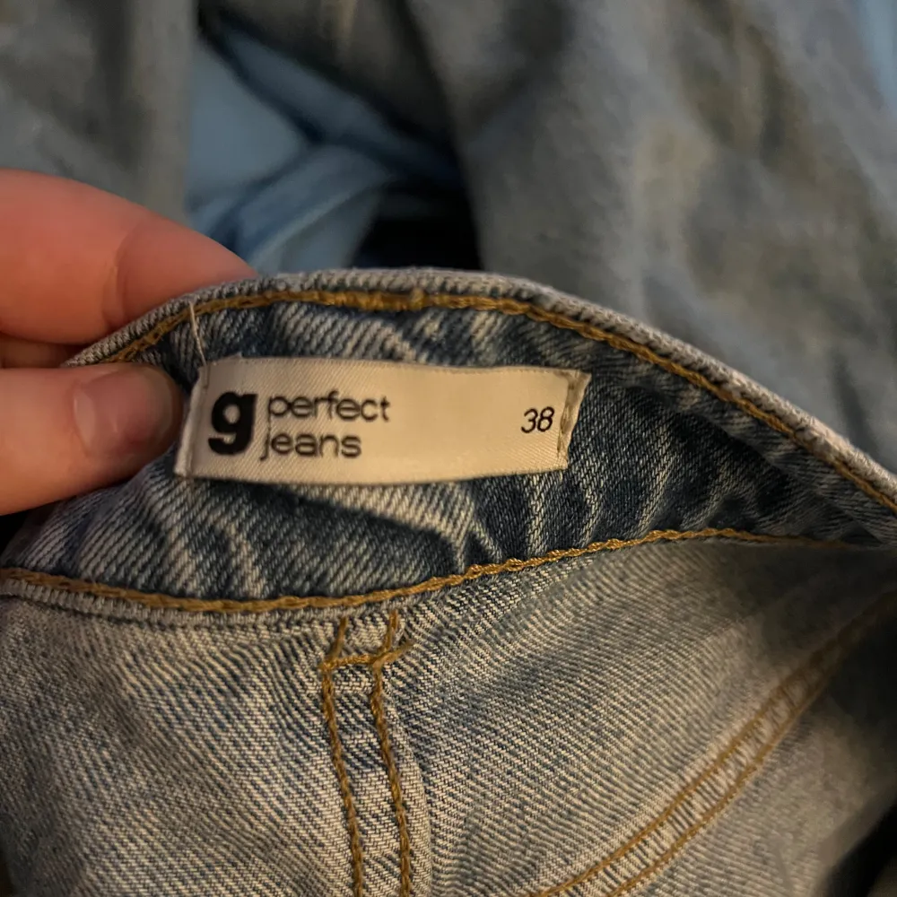 Superfina jeans ifrån Gina Tricot som tyvärr ej kommer till användning längre. Pris går att diskuteras. . Jeans & Byxor.