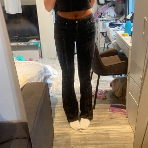 Svarta high/mid waist jeans - Svarta jeans från Gina tricot i strl 36 går att ha både mid och high waist. Säljs då jag köpt nya. Pris kan diskuteras💓