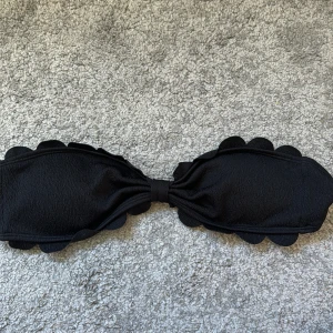 Bikiniöverdel - Hej!  Säljer denna fina bikiniöverdel då den tyvärr var för liten! Vid intresse så tveka inte att klicka på köp nu💕