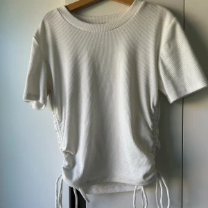T-shirt  - Säljer en jättefin ribbad T-shirt ifrån zara med knytning på sidorna. Sparsamt använd och därav inga defekter. Skriv om ni vill ha bild på💕
