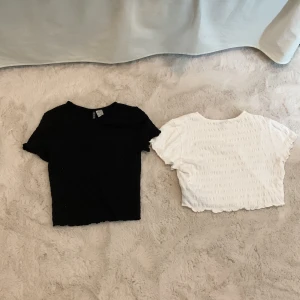 2st T-Shirts från Hm divided - 2 st T-shirts från divided, En svart och en vit. Har använt ett par gånger men är som nya. Frakt ingår i priset💕.