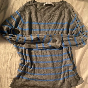 Zara tröja - Randig zara tröja. Använd ett fåtal gånger och jag säljer den då jag aldrig använder den längre. Vid flera frågor kontakta mig gärna. Kontakta innan du köper🥰