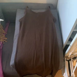 Brun basic klänning/medellängd  - Brun vanlig klänning mellanlängd jätte snygg och jätte bekväm