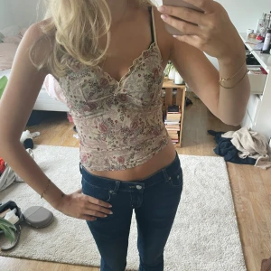 Fest mesh blommig topp - Sån fin meshtopp som tyvärr inte kommer till användning, är köpt secondhand men har aldrig använt den själv 💕 Står storlek 38/40 på plagget men passar som en XS/S, men är stretchig😊