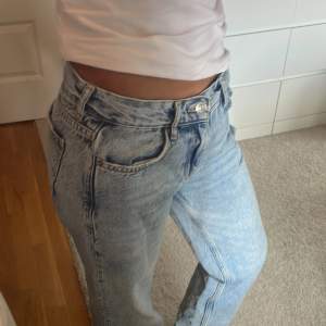 Säljer mina lowwasit ljusblå jeans från Gina tricot som inte längre kommer till användning. Välanvända men ändå i bra skick. De är lite slitna längst ner på byxan men inget man tänker på. Innerbenlängd: 80cm. Midjemått: ca 75-77cm. Står ej för frakt💗