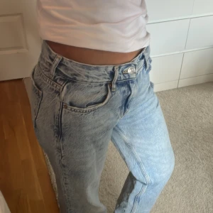 Lågmidjade jeans - Säljer mina lowwasit ljusblå jeans från Gina tricot som inte längre kommer till användning. Välanvända men ändå i bra skick. De är lite slitna längst ner på byxan men inget man tänker på. Innerbenlängd: 80cm. Midjemått: ca 75-77cm. Står ej för frakt💗