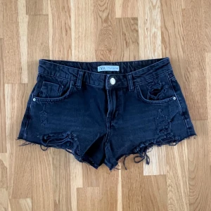 Jeans shorts - Jeans shorts från Zara. Använda 1-2 gånger så därav väldigt bra skick. Shortsen är storlek 36 och ganska korta i passformen.
