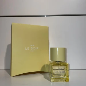 Caia Parfym - Le soir lumiére parfym från Caia. Endast testad några få gånger. Doftar superfräscht men tyvärr inte min smak. Förpackning kvar. 50ml.  Ordinarie pris 595kr