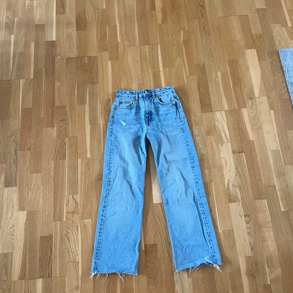 Högmidjade utsvängda jeans från pull&bear. Jeansen är uppklippta några cm men passar bra på en person som är ca 166cm.. Jeans & Byxor.