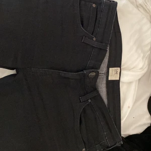Lee jeans,lågmidjade bootcut  - Säljer mina oanvända Lee byxor dem är endast testade skulle säga att de är i strl 34/36 de är bootcut skriv vid minsta fundering❤️ möts i sthlm eller fraktar.nypris ca 1000 