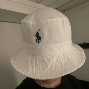 Ralph lauren - solhatt  - Säljer denna helt oanvända solhatt från Ralph lauren. Helt ny och super basic och fin. Kom privat för mer frågor eller bilder, priset går alltid att diskutera 🫶🏻