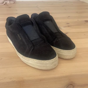 Arigatos - Tjenare, säljer just nu dessa arigatos, dessa skor är sparsamt änvända och inte används mer än 5 gånger. Priset är inte hugget i i sten!