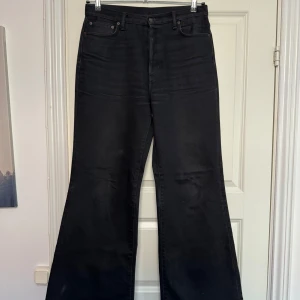 Acne Bootcut Jeans w31/32 - Acne jeans med bootcut köpta 2022, lite healdrag samt ett litet hål som börjar komma fram vid skrevet, går att laga väldigt enkelt.   Förutom det i ett bra skick.  Condition 6.5/10