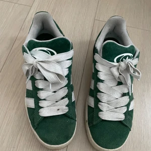 Adidas campus skor💚 - Säljer mina adidas campus och de är i fint skick. Skriv för mer info.