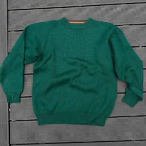 Tung vintage wrangler tröja - Med stitchat ”tryck” på bröstet, bra skick och varm & gosig. Passar L/XL typ, beroende på hur man vill att den ska sitta. färg syns bäst på första bilden