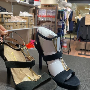 Klackar med guld detaljer  - Fint skick, storlek 38