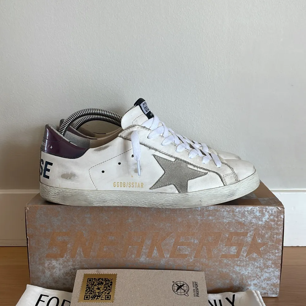 Ett par Golden Goose skor som är perfekta nu till sommaren. Väldigt bra skick, bara en liten defekt på vänstersidan av vänsterskon! Storlek 41 men passar 42. Box samt påse medföljer! Vid fler frågor, skriv gärna privat // AR. Skor.