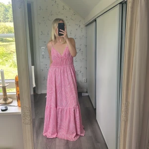 Hm rosa långklänning  - Intressekoll på den här populära klänningen! Endast intresserad av att sälja till bra pris. Storlek 42, men passar ändå mig som vanligtvis har storlek S-M.