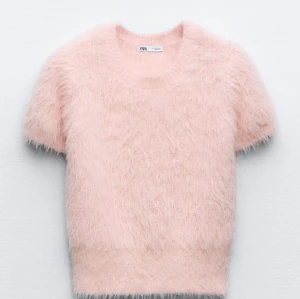 Zara tröja💘 - Säljer denna zara tröja eftersom att jag inte använder den längre💕 storleken är M men den är liten så den sitter som xs. Kom privat för bilder på den!! Tryck snälla inte på köp nu utan att kontakta mig först!🙏🏽💕