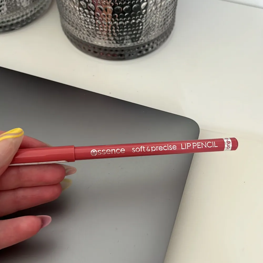 Läpppenna från essence i färgen lovely. Endast testad på handen.. Beauty.