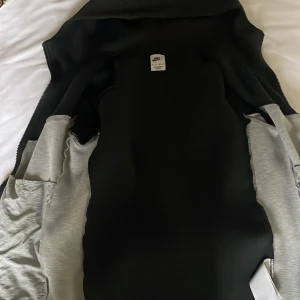 Nike tech tracksuit svart/grå - Tröjan är Xs och byxan är S. Kläderna passar på en person med xs storlek 