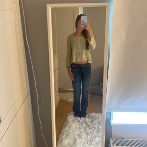 Stickad kofta 💖 - jättefin stickad kofta i bra skick 💓 inga defekter och jättetrendig 🐰 färgen är lite oklar men skulle säga att den e typ gul/grön/beige 💞