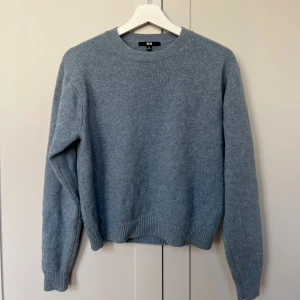Stickad tröja - Superfin grå/blå stickad tröja från Uniqlo. 100% ull, storlek XS men passar S också.🩶🩵
